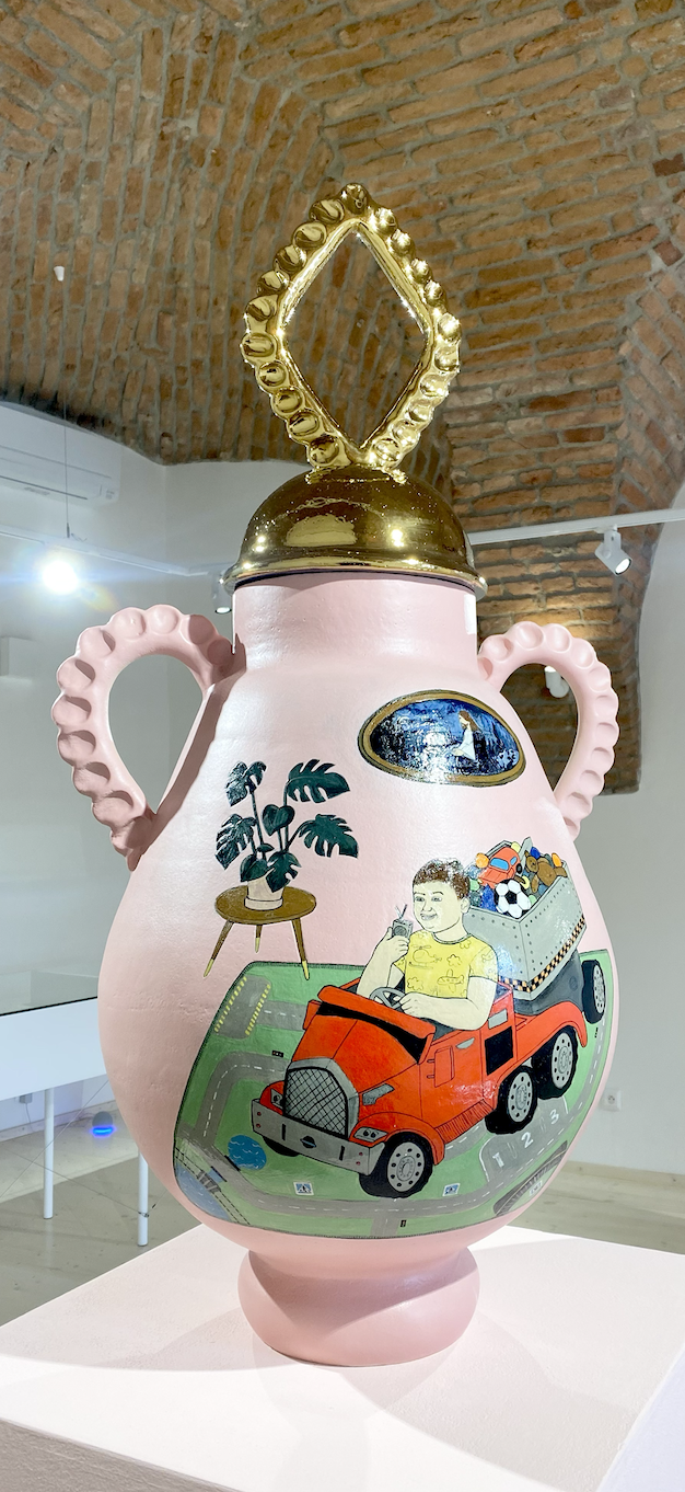 Bez názvu – zo série „Happy place“ | výška 93 cm keramická váza s vrchnákom, 2022 